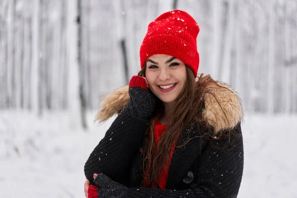 Πορτραίτο Μιας Νεαρής Καυκάσιας Γυναίκας Κόκκινο Καπέλο Χιονισμένο Δάσος Κατά — Φωτογραφία Αρχείου