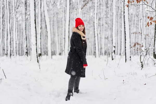 Portrait Une Jeune Femme Caucasienne Coiffée Une Casquette Rouge Dans — Photo