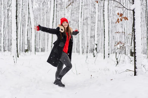 Porträt Einer Jungen Kaukasischen Frau Mit Roter Mütze Einem Verschneiten — Stockfoto