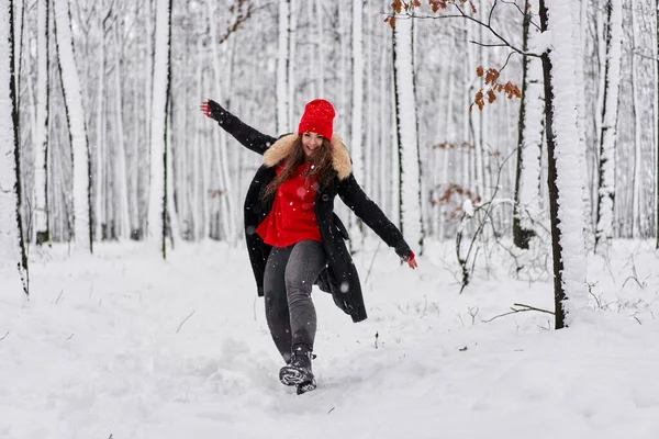 Portret Młodej Białej Kobiety Czerwonej Czapce Śnieżnym Lesie Zimą — Zdjęcie stockowe