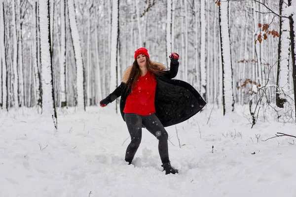 Πορτραίτο Μιας Νεαρής Καυκάσιας Γυναίκας Κόκκινο Καπέλο Χιονισμένο Δάσος Κατά — Φωτογραφία Αρχείου