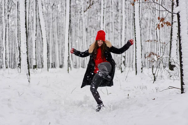 Kışın Karlı Bir Ormanda Kırmızı Şapkalı Beyaz Bir Kadının Portresi — Stok fotoğraf