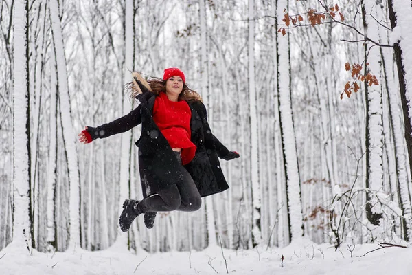 Porträtt Ung Kaukasisk Kvinna Med Röd Mössa Snöig Skog Vintern — Stockfoto