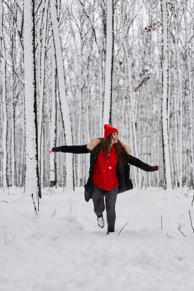 Porträt Einer Jungen Kaukasischen Frau Mit Roter Mütze Einem Verschneiten — Stockfoto