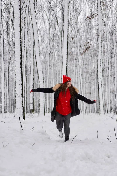 Retrato Uma Jovem Caucasiana Com Boné Vermelho Uma Floresta Nevada — Fotografia de Stock