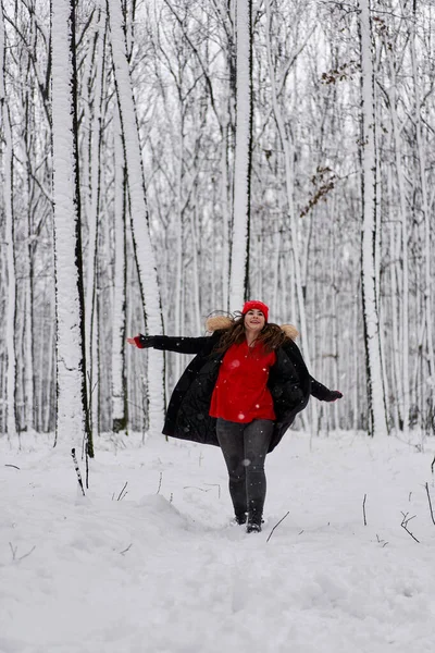 Retrato Uma Jovem Caucasiana Com Boné Vermelho Uma Floresta Nevada — Fotografia de Stock