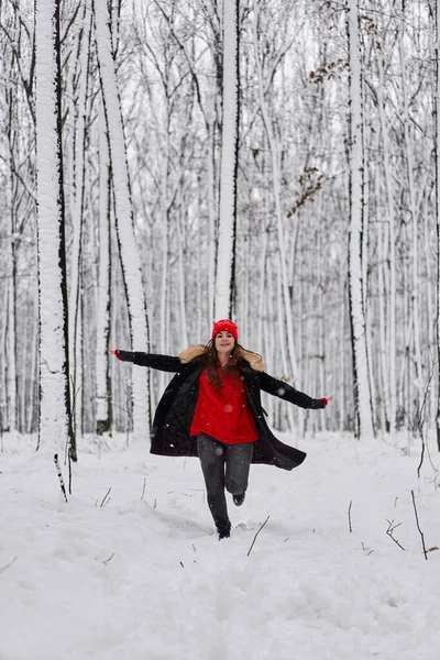 Retrato Uma Jovem Caucasiana Com Boné Vermelho Uma Floresta Nevada — Fotografia de Stock