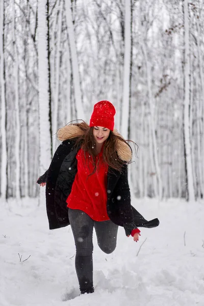 Retrato Una Joven Mujer Caucásica Con Gorra Roja Bosque Nevado —  Fotos de Stock