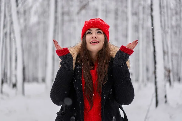 Porträtt Ung Kaukasisk Kvinna Med Röd Mössa Snöig Skog Vintern — Stockfoto