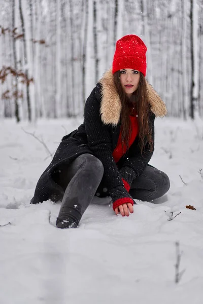 Retrato Una Joven Mujer Caucásica Con Gorra Roja Bosque Nevado — Foto de Stock