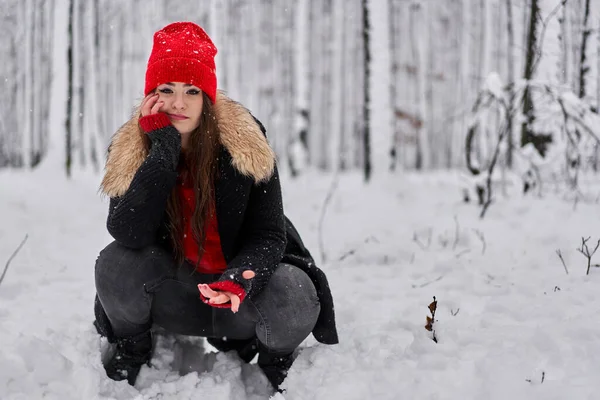 Porträtt Ung Kaukasisk Kvinna Med Röd Mössa Snöig Skog Vintern — Stockfoto