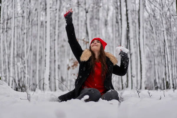 Retrato Una Joven Mujer Caucásica Con Gorra Roja Bosque Nevado —  Fotos de Stock