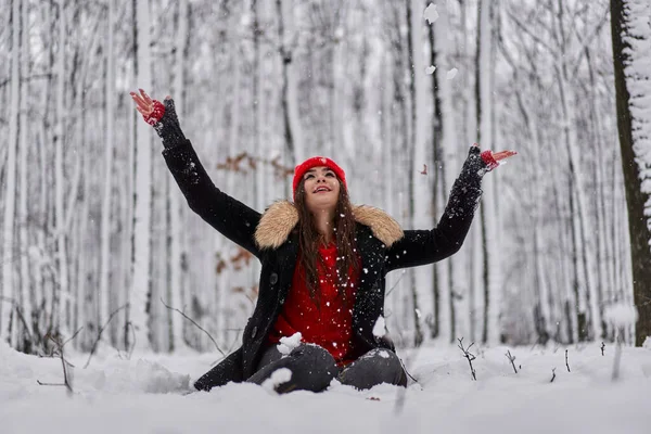 Portrait Une Jeune Femme Caucasienne Coiffée Une Casquette Rouge Dans — Photo