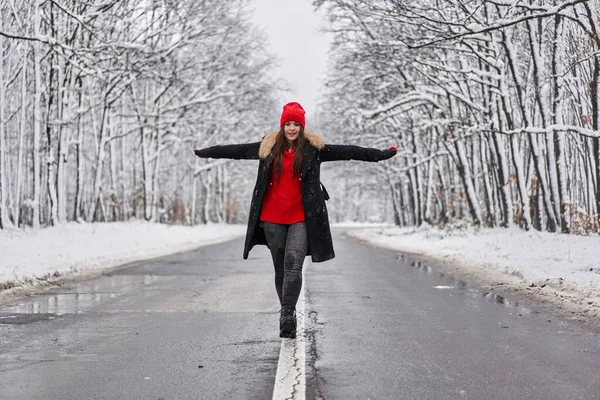 一个美丽的高加索女人在穿越雪地森林的路上的画像 — 图库照片