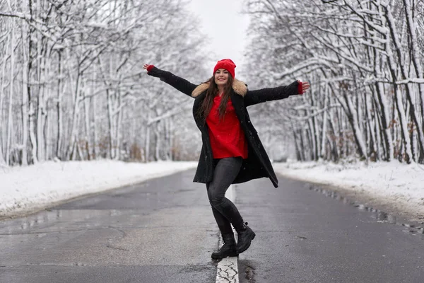 一个美丽的高加索女人在穿越雪地森林的路上的画像 — 图库照片