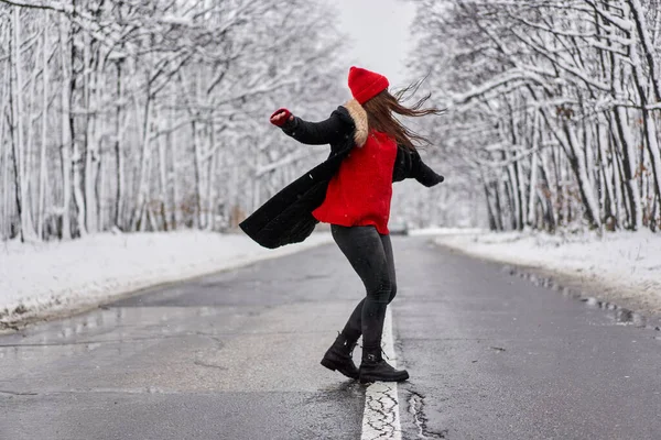 Retrato Uma Bela Mulher Caucasiana Uma Estrada Através Floresta Nevada — Fotografia de Stock