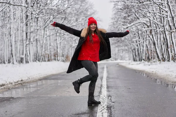 Retrato Uma Bela Mulher Caucasiana Uma Estrada Através Floresta Nevada — Fotografia de Stock