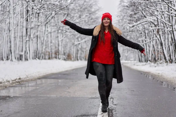 一个美丽的高加索女人在穿越雪地森林的路上的画像 — 图库照片