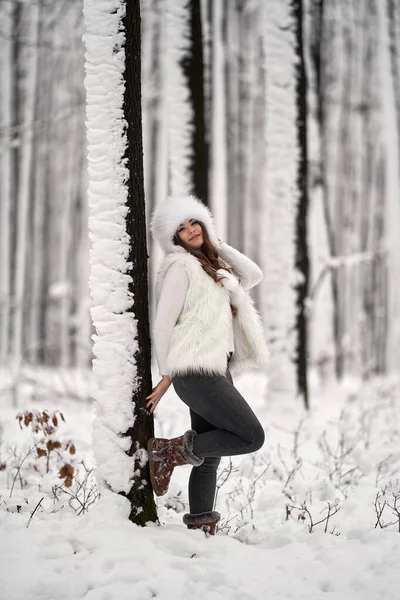 Jovem Mulher Caucasiana Divertindo Brincando Neve Floresta — Fotografia de Stock