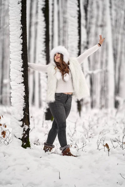 Młoda Kaukaska Kobieta Zabawy Śniegu Lesie — Zdjęcie stockowe