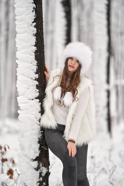 Jovem Mulher Caucasiana Divertindo Brincando Neve Floresta — Fotografia de Stock