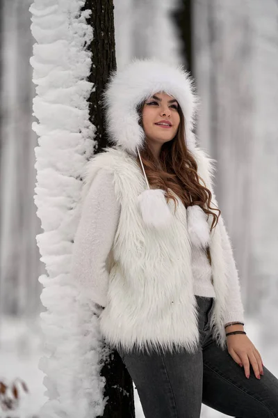 Giovane Donna Caucasica Divertirsi Giocando Nella Neve Nella Foresta — Foto Stock