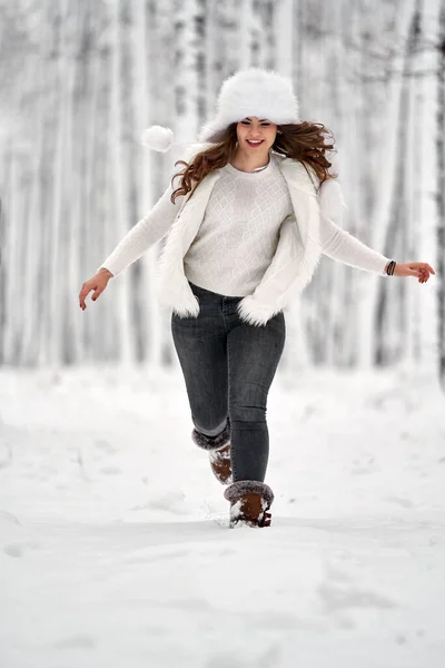 年轻的高加索女人在森林里的雪地里玩得很开心 — 图库照片