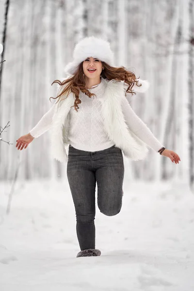 Joven Mujer Caucásica Divirtiéndose Jugando Nieve Bosque —  Fotos de Stock