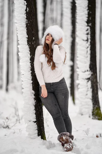 年轻的高加索女人在森林里的雪地里玩得很开心 — 图库照片