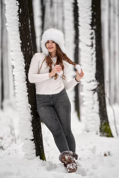 Νεαρή Λευκή Γυναίκα Διασκεδάζει Παίζοντας Στο Χιόνι Στο Δάσος — Φωτογραφία Αρχείου