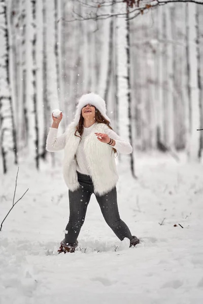 Joven Mujer Caucásica Divirtiéndose Jugando Nieve Bosque — Foto de Stock