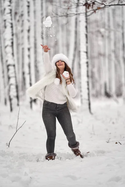 年轻的高加索女人在森林里的雪地里玩得很开心 — 图库照片