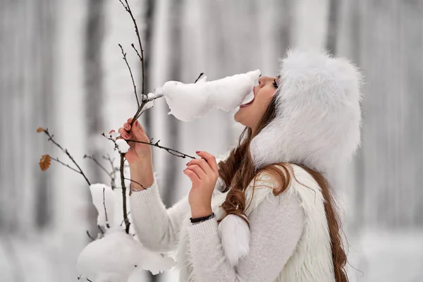 Joven Mujer Caucásica Divirtiéndose Jugando Nieve Bosque —  Fotos de Stock