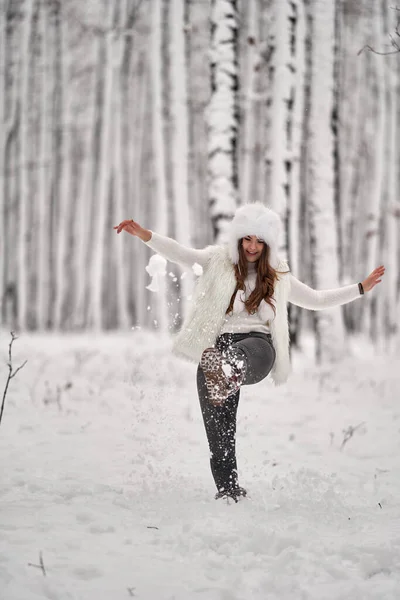 Genç Beyaz Kadın Ormanda Karda Oynarken Eğleniyor — Stok fotoğraf