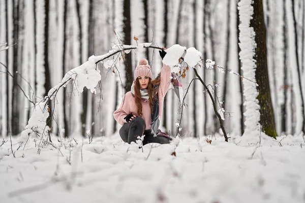 Giovane Donna Caucasica Divertirsi Giocando Nella Neve Nella Foresta — Foto Stock
