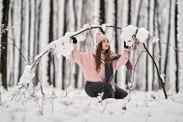 Mladá Běloška Baví Hraním Sněhu Lese — Stock fotografie