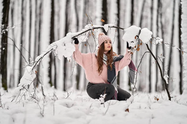 Genç Beyaz Kadın Ormanda Karda Oynarken Eğleniyor — Stok fotoğraf