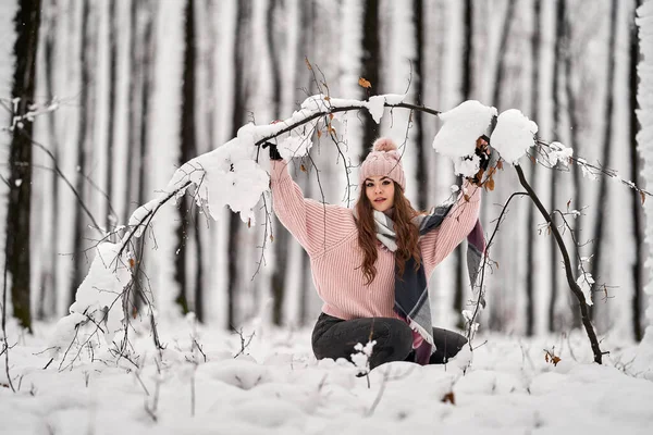 Genç Beyaz Kadın Ormanda Karda Oynarken Eğleniyor — Stok fotoğraf