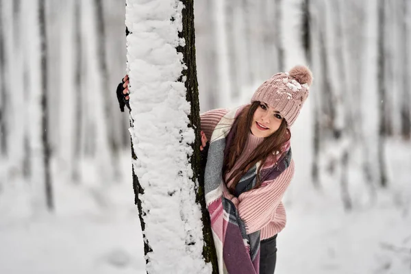 Jovem Mulher Caucasiana Divertindo Brincando Neve Floresta — Fotografia de Stock