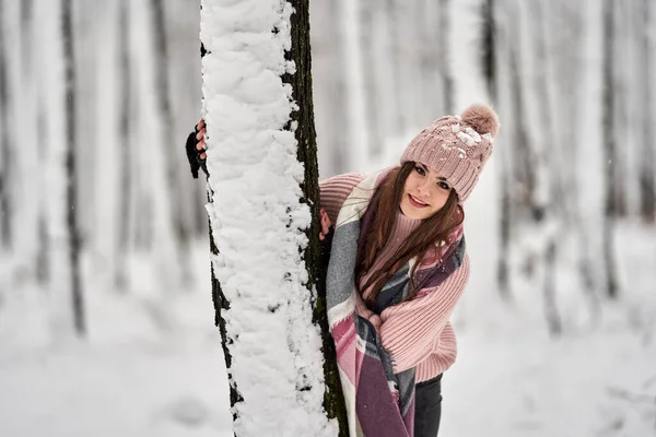 Giovane Donna Caucasica Divertirsi Giocando Nella Neve Nella Foresta — Foto Stock