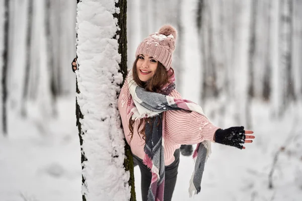 年轻的高加索女人在森林里的雪地里玩得很开心 — 图库照片