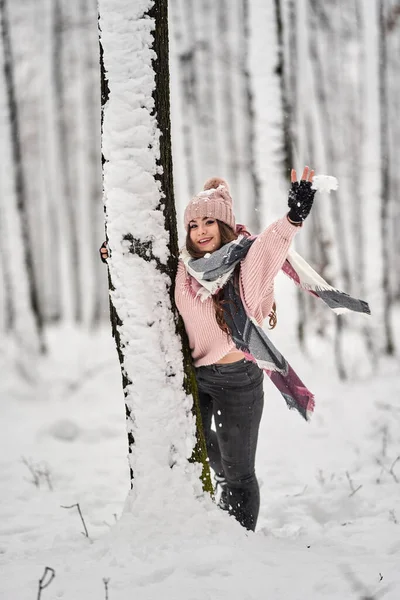 Jovem Mulher Caucasiana Divertindo Brincando Neve Floresta — Fotografia de Stock