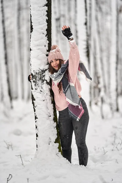 年轻的高加索女人在森林里的雪地里玩得很开心 — 图库照片