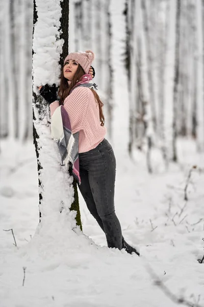 年轻的高加索女人在森林里的雪地里玩得很开心 — 图库照片