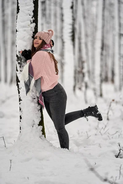 Jeune Femme Caucasienne Amuser Jouer Dans Neige Dans Forêt — Photo