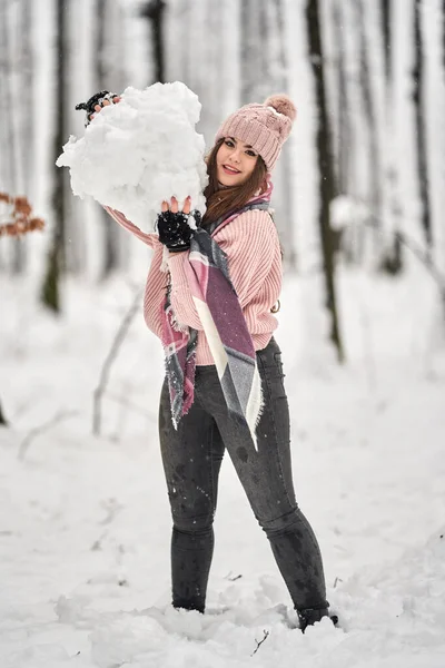 Молода Біла Жінка Весело Грає Снігу Лісі — стокове фото