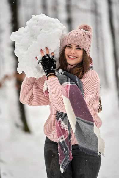 Ung Kaukasisk Kvinna Som Leker Snön Skogen — Stockfoto