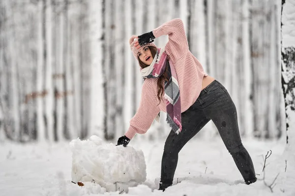 Joven Mujer Caucásica Divirtiéndose Jugando Nieve Bosque — Foto de Stock
