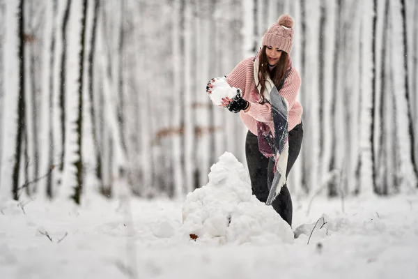 Joven Mujer Caucásica Divirtiéndose Jugando Nieve Bosque —  Fotos de Stock