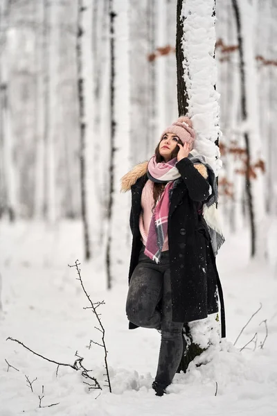 年轻的高加索女人在森林里的雪地里玩得很开心 — 图库照片